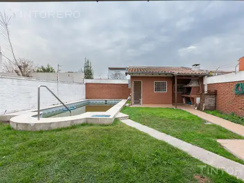 VENTA CASA 4 AMB COCHERA JARDIN PISCINA QUINCHO PARRILLA - HURLINGHAM - APTA CREDITO