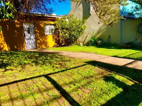 casa americana  tres amb. con fondo libre y  entrada de autos.