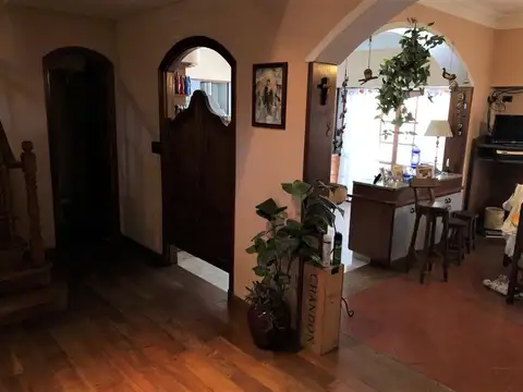 NUEVO PRECIO - EXCELENTE CASA - 5 AMB -  QUINCHO Y PLAYROOM - GARAGE P/ 3 AUTOS