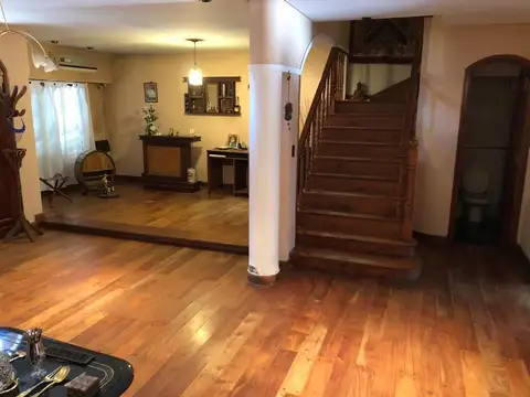 Casa 5 ambientes con 4 baños