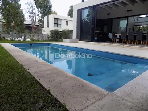 Casa 5 ambientes con 4 baños