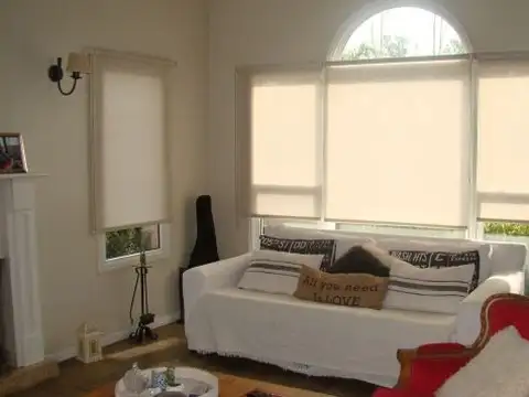 HERMOSA CASA  EN TRES PLANTA EN EXCELENTE UBICACIÓN - EL ROCÍO