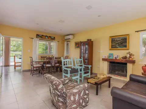 Casa en Venta con 2 cocheras