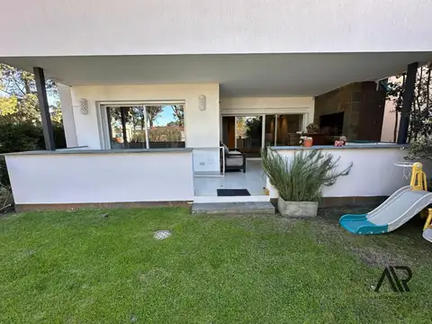 Venta 3 Dormitorios con Jardín en Carrasco Sur