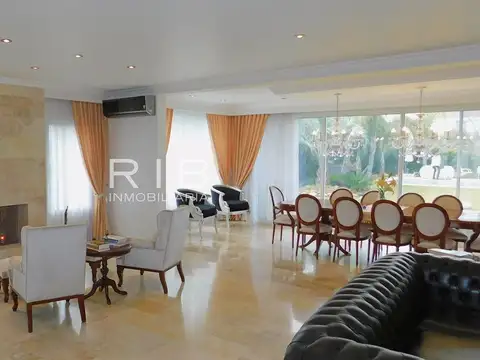 Casa 8 ambientes con 4 baños