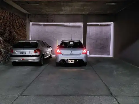 Amplia cochera cubierta en planta baja sin rampa