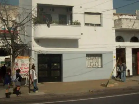 Casa 6 Amb + sum. Jardín de invierno. 3 plantas, 3 baños, tza, cochera cubierta. Excelente ubicación