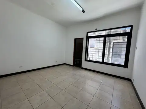 Casa de 2 plantas - 180 m² - con Cocheras- Múltiples Destinos - (Institucional, Comercial o Vivienda)