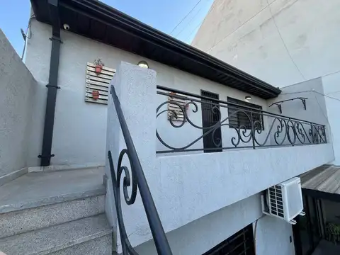Casa multifamiliar con local, quincho y cochera