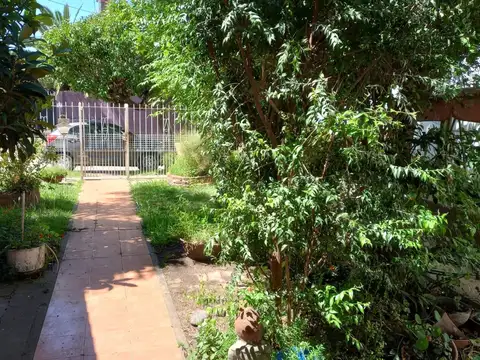VENTA CASA 3 AMBIENTES C/PATIO Y COCHERA
