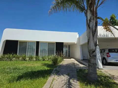 Venta de Casa 4 ambientes a la laguna en Barrio San Sebastian, Escobar