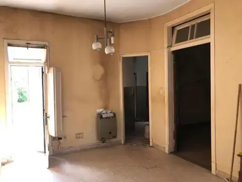 Casa en venta - 3 Dormitorios 1 Baño - 200 mts2 - La Plata
