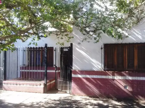 Casa en venta - 3 Dormitorios 1 Baño - 200 mts2 - La Plata