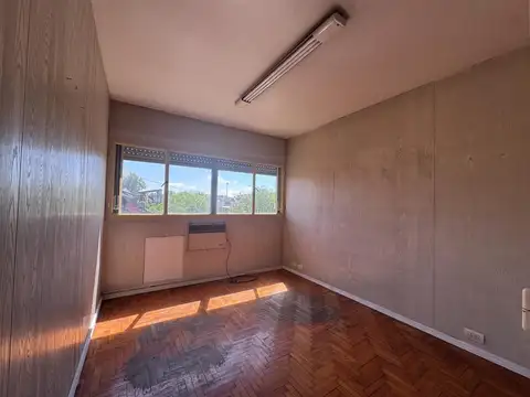 3 AMBIENTES CON COCINA SEPARADA Y LAVADERO.