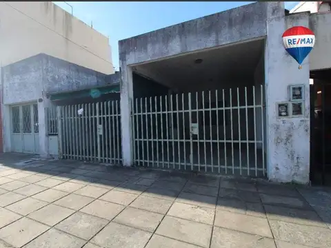 CASA A RECICLAR CON GRAN LOTE EN SAN JUSTO