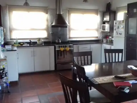 VENTA - IMPORTANTE CASA SOBRE AMPLIO LOTE