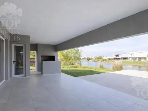 Casa en Alquiler con 6 cocheras