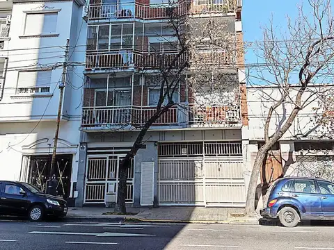 Excelente semipiso de 3 ambientes con cochera cubierta en Boedo