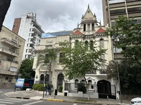 Casona de categoría en alquiler sobre Boulevard Oroño