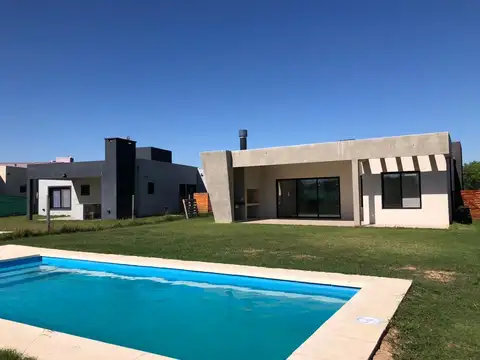 Venta de casa en una planta con pileta en SAN RAMIRO PILAR DEL ESTE