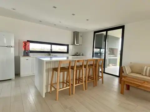 Casa en Alquiler Temporal con 3 cocheras