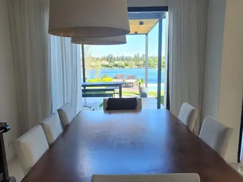 Casa 6 ambientes con 2 baños