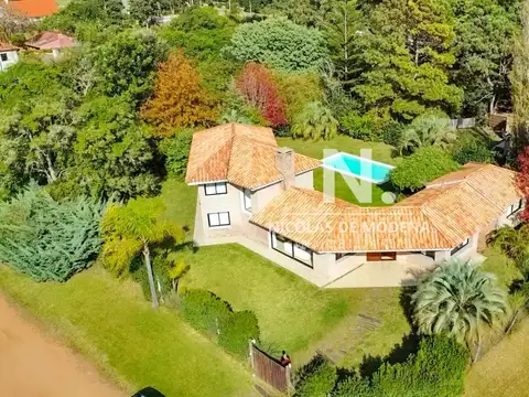 Se vende casa 5 dormitorios, con piscina en Rincon del Indio, playa Brava, Punta del Este.
