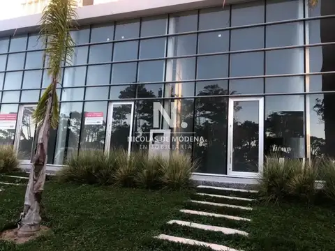 En venta local en edificio Ocean Drive Country, Punta del Este.