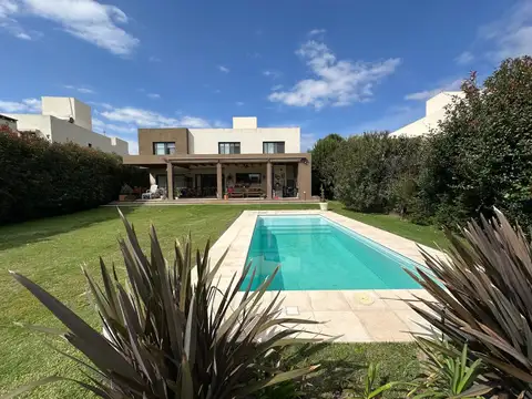 Casa a la venta Country Manantiales 4 dormitorios