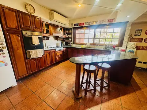 Casa en Venta con 3 cocheras