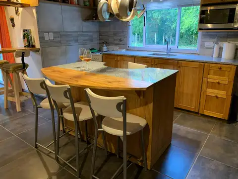 Casa 4 ambientes con 2 baños