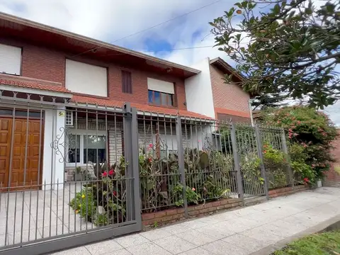 VENTA CASA 5 AMBIENTES EN BLOCK CON PARQUE