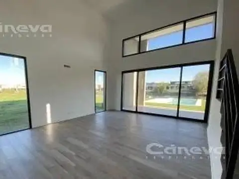 Casa en Venta con 4 cocheras