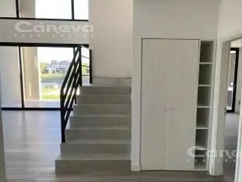 Casa 6 ambientes con 4 baños