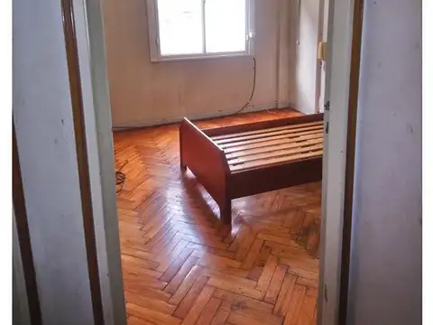 Amplio depto. de 4 ambientes con dependencia