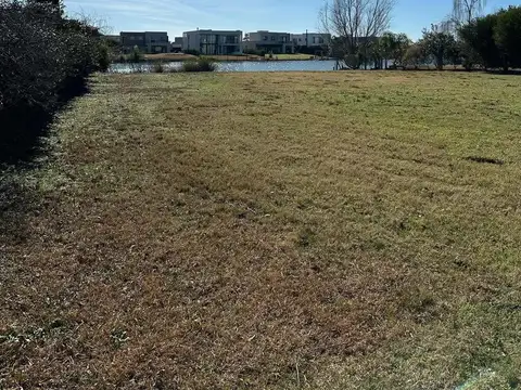 Venta Lote a La Laguna Central barrio El Canton Golf Escobar