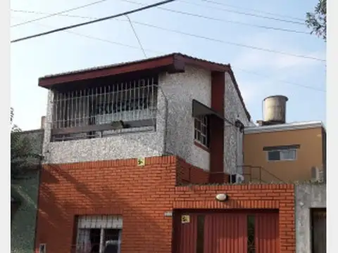 PH CON DOS PROPIEDADES DE 2 AMBIENTES CON COCHERA DESCUBIERTA