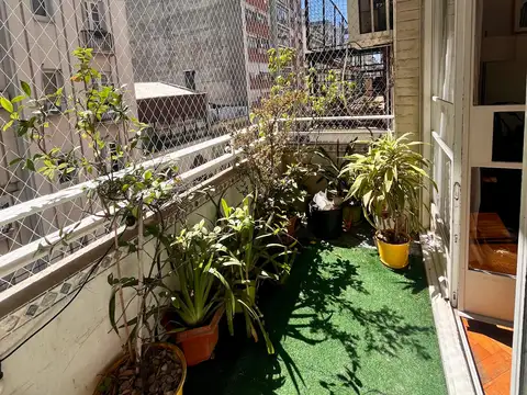 Hermoso luminoso balcón frente