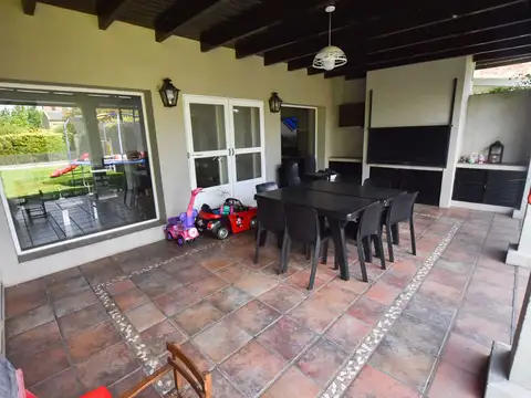 Casa 3 Dorm más Comodín. Quincho Pileta. Fisherton
