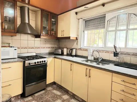 CASA 4 AMBIENTES CON LOCAL COMERCIAL EN  VILLA BALLESTER