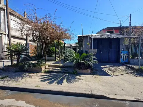 Casa en  venta en Isidro Casanova