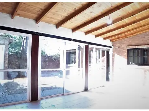 OPORTUNIDAD  HERMOSA CASA DE CONCEPTO ABIERTO EN VILLA ARIZA ITUZAINGO NORTE, 130 M2 CONSTRUIDOS