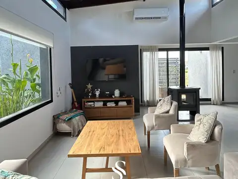 Casa en Venta con 2 cocheras