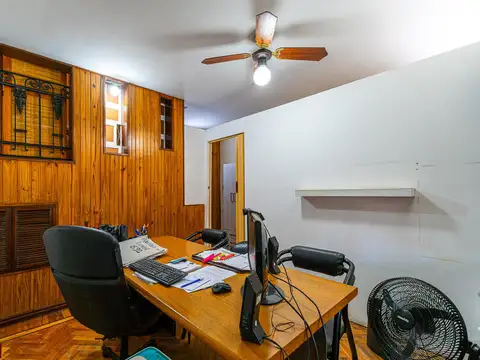 Casa 9 ambientes con 2 baños