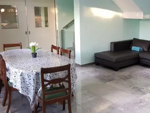 Casa en Alquiler con 2 cocheras