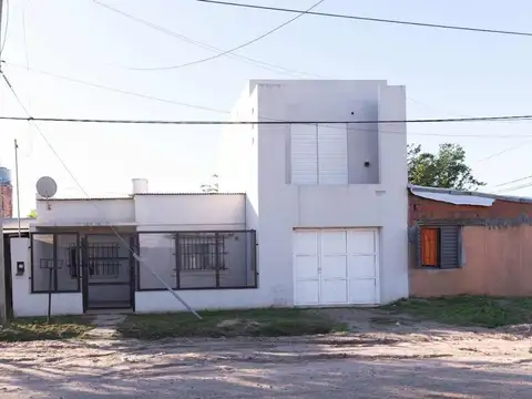EN VENTA: CASA DE 3 DORMITORIOS CON PILETA
