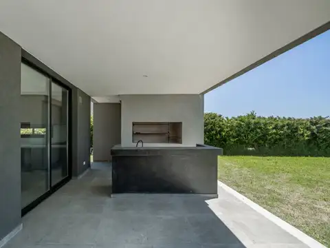 Casa en Venta con 3 cocheras