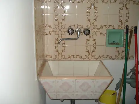 Casa 3 ambientes con amplia galería y terraza