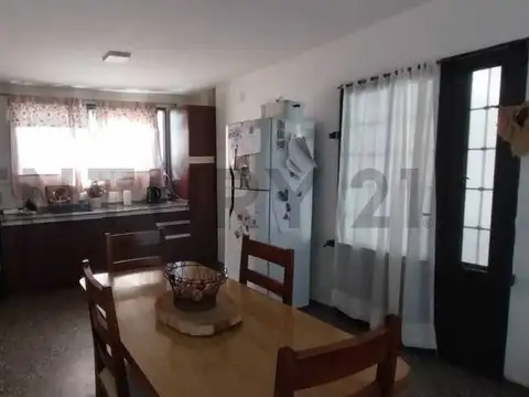 Casa 7 ambientes con 2 baños