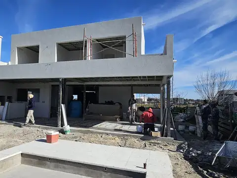 Casa 5 ambientes con 3 baños